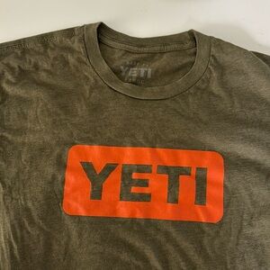 Men’s size L Yeti tshirt